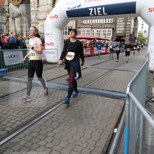 05.10.2025 - 20. swb-Marathon Bremen Yannick Fuchs http://msf.ph/oto/9228488 05.10.2025 11:01:48 Ziel 9269, 9278, 9294, 9432, 9782, 10026, 10030, 10056, 10324, 10370, 10562, 10903, 10904, 11223, 11463, 11732, 11733 meine-sportfotos.de