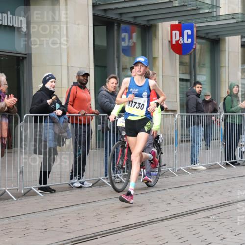 05.10.2025 - 20. swb-Marathon Bremen Strokosch-Dieckow http://msf.ph/oto/9228489 05.10.2025 10:32:27 Ziel 9996, 11730, 9996, 11730 meine-sportfotos.de