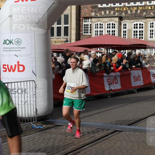 05.10.2025 - 20. swb-Marathon Bremen Yannick Fuchs http://msf.ph/oto/9228492 05.10.2025 10:58:57 Ziel 9346, 9349, 9540, 10080, 10263, 10560, 10561, 11290, 11483, 11651 meine-sportfotos.de