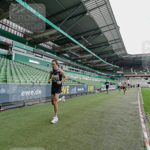 05.10.2025 - 20. swb-Marathon Bremen Michael Burmester http://msf.ph/oto/9228496 05.10.2025 12:33:03 Laufen im Stadion 121, 218, 369, 650, 664, 746, 850, 908, 1494, 1617, 1889, 1913, 1928, 2000, 2033, 2267, 2682, 4251, 6957, 8582, 141, 569, 1093, 1665 meine-sportfotos.de