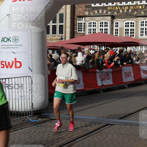05.10.2025 - 20. swb-Marathon Bremen Yannick Fuchs http://msf.ph/oto/9228497 05.10.2025 10:58:57 Ziel 9346, 9349, 9540, 10080, 10263, 10560, 10561, 11290, 11483, 11651 meine-sportfotos.de