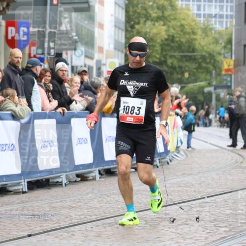05.10.2025 - 20. swb-Marathon Bremen Strokosch-Dieckow http://msf.ph/oto/9228500 05.10.2025 12:26:09 Ziel 1083 meine-sportfotos.de