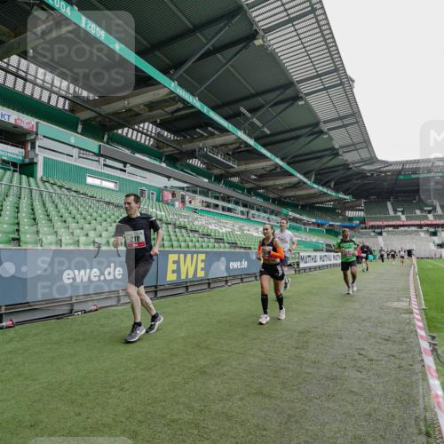 05.10.2025 - 20. swb-Marathon Bremen Michael Burmester http://msf.ph/oto/9228503 05.10.2025 12:33:07 Laufen im Stadion 121, 218, 363, 369, 650, 664, 746, 850, 908, 1494, 1617, 1889, 1913, 1928, 2000, 2033, 2267, 2682, 4251, 6957, 8582, 569, 1093, 1665 meine-sportfotos.de