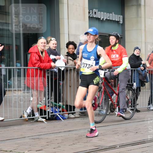 05.10.2025 - 20. swb-Marathon Bremen Strokosch-Dieckow http://msf.ph/oto/9228504 05.10.2025 10:32:28 Ziel 9996, 10894, 11730, 9996, 10894, 11730 meine-sportfotos.de