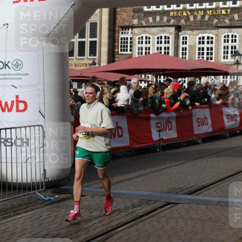 05.10.2025 - 20. swb-Marathon Bremen Yannick Fuchs http://msf.ph/oto/9228507 05.10.2025 10:58:57 Ziel 9346, 9349, 9540, 10080, 10263, 10560, 10561, 11290, 11483, 11651 meine-sportfotos.de