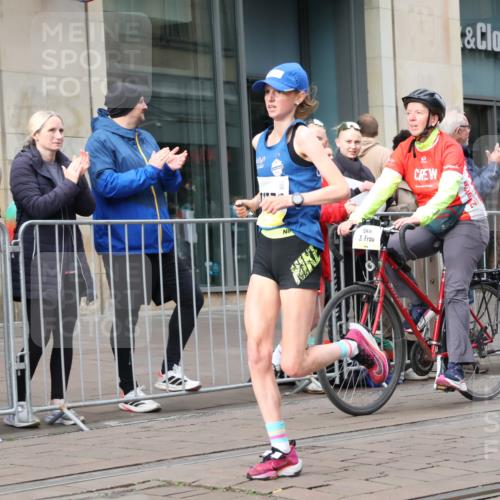 05.10.2025 - 20. swb-Marathon Bremen Strokosch-Dieckow http://msf.ph/oto/9228509 05.10.2025 10:32:28 Ziel 9996, 10894, 11730, 9996, 10894, 11730 meine-sportfotos.de