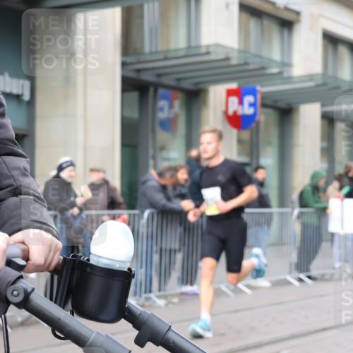 05.10.2025 - 20. swb-Marathon Bremen Strokosch-Dieckow http://msf.ph/oto/9228514 05.10.2025 10:32:39 Ziel 9996, 10894, 9996, 10894 meine-sportfotos.de