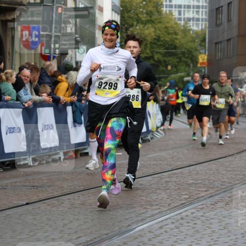 05.10.2025 - 20. swb-Marathon Bremen Strokosch-Dieckow http://msf.ph/oto/9228519 05.10.2025 10:50:35 Ziel 9267, 9299, 9337, 9578, 9986, 10199, 10251, 11062, 11451, 11466 meine-sportfotos.de