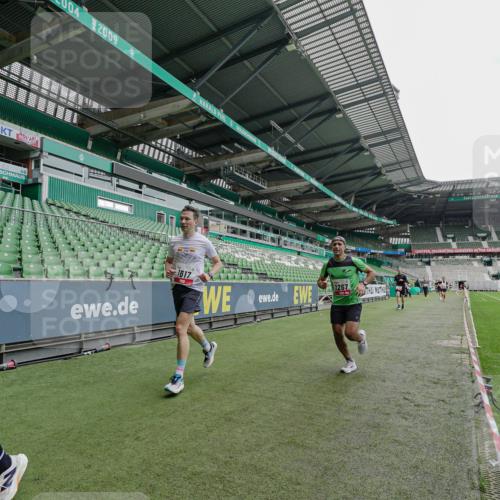 05.10.2025 - 20. swb-Marathon Bremen Michael Burmester http://msf.ph/oto/9228520 05.10.2025 12:33:08 Laufen im Stadion 121, 218, 363, 369, 650, 664, 746, 850, 908, 1494, 1617, 1889, 1913, 1928, 2000, 2033, 2267, 2682, 4251, 6957, 8582, 569, 1093, 1665 meine-sportfotos.de
