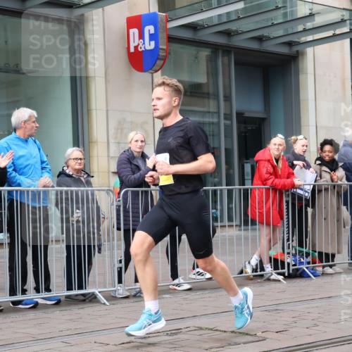 05.10.2025 - 20. swb-Marathon Bremen Strokosch-Dieckow http://msf.ph/oto/9228521 05.10.2025 10:32:41 Ziel 10894, 10894 meine-sportfotos.de