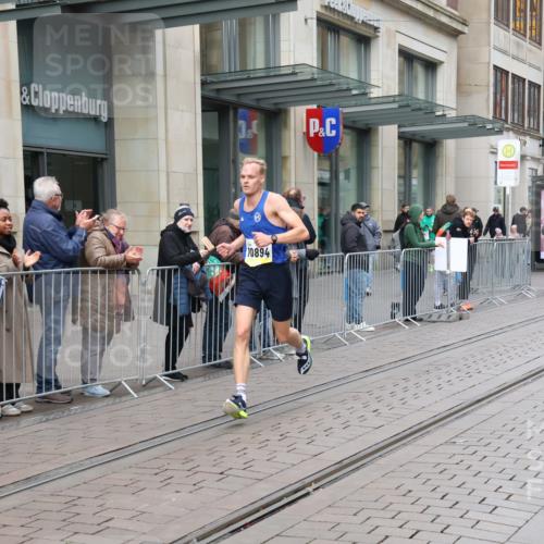 05.10.2025 - 20. swb-Marathon Bremen Strokosch-Dieckow http://msf.ph/oto/9228533 05.10.2025 10:32:50 Ziel 10894, 10894 meine-sportfotos.de