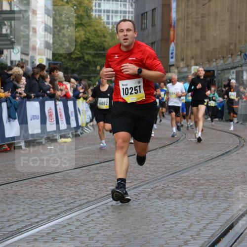 05.10.2025 - 20. swb-Marathon Bremen Strokosch-Dieckow http://msf.ph/oto/9228539 05.10.2025 10:50:36 Ziel 9230, 9267, 9299, 9578, 9832, 9986, 10251, 11062, 11451, 11466, 11661 meine-sportfotos.de