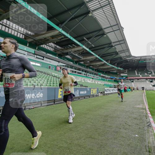 05.10.2025 - 20. swb-Marathon Bremen Michael Burmester http://msf.ph/oto/9228548 05.10.2025 12:33:20 Laufen im Stadion 121, 218, 307, 363, 369, 474, 746, 850, 900, 1070, 1360, 1372, 1494, 1617, 1889, 1913, 1928, 2000, 2033, 2267, 2682, 4251, 6957, 7259, 8582, 650, 664, 908 meine-sportfotos.de