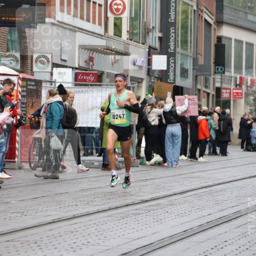 05.10.2025 - 20. swb-Marathon Bremen Strokosch-Dieckow http://msf.ph/oto/9228552 05.10.2025 10:33:17 Ziel 9320, 10247, 11130, 9320, 10247, 11130 meine-sportfotos.de