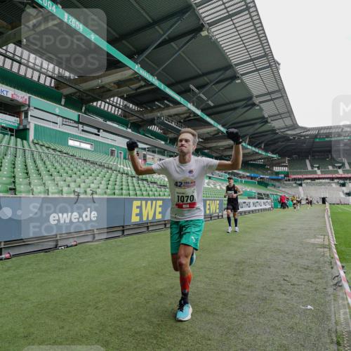 05.10.2025 - 20. swb-Marathon Bremen Michael Burmester http://msf.ph/oto/9228553 05.10.2025 12:33:22 Laufen im Stadion 121, 218, 307, 363, 369, 474, 746, 850, 900, 1070, 1360, 1372, 1494, 1617, 1889, 1913, 1928, 2000, 2033, 2267, 2682, 4251, 6957, 7259, 8582, 650, 664, 908 meine-sportfotos.de