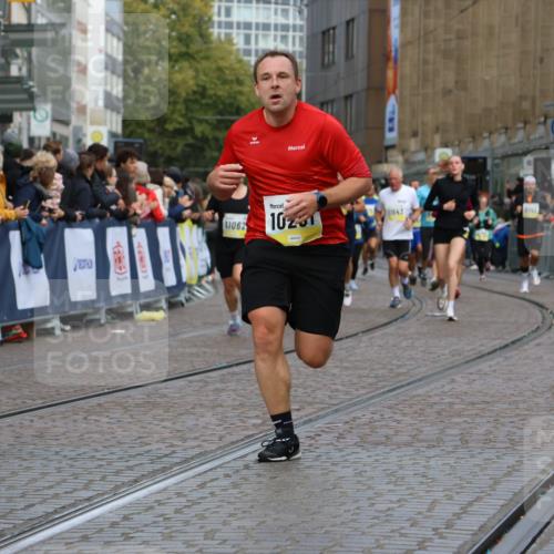 05.10.2025 - 20. swb-Marathon Bremen Strokosch-Dieckow http://msf.ph/oto/9228556 05.10.2025 10:50:36 Ziel 9230, 9267, 9299, 9578, 9832, 9986, 10251, 11062, 11451, 11466, 11661 meine-sportfotos.de