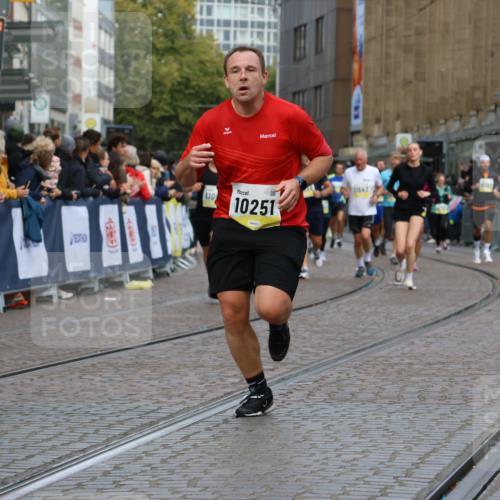 05.10.2025 - 20. swb-Marathon Bremen Strokosch-Dieckow http://msf.ph/oto/9228571 05.10.2025 10:50:36 Ziel 9230, 9267, 9299, 9578, 9832, 9986, 10251, 11062, 11451, 11466, 11661 meine-sportfotos.de