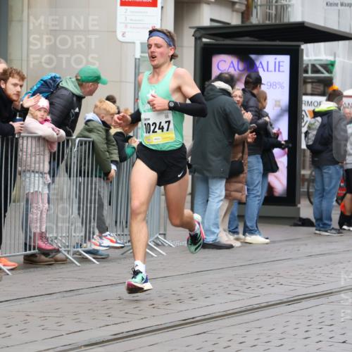 05.10.2025 - 20. swb-Marathon Bremen Strokosch-Dieckow http://msf.ph/oto/9228578 05.10.2025 10:33:21 Ziel 9320, 10247, 11130, 9320, 10247, 11130 meine-sportfotos.de