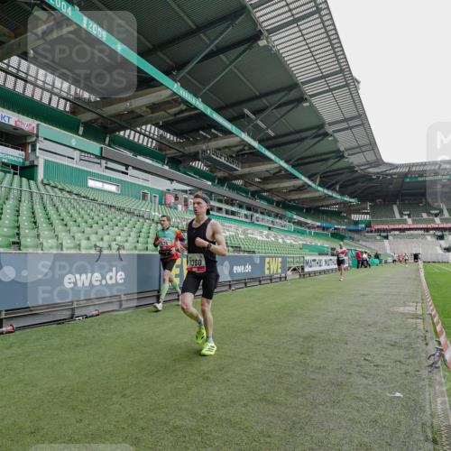 05.10.2025 - 20. swb-Marathon Bremen Michael Burmester http://msf.ph/oto/9228583 05.10.2025 12:33:33 Laufen im Stadion 121, 218, 307, 363, 369, 474, 746, 850, 900, 1070, 1360, 1372, 1494, 1617, 1889, 1913, 1928, 2000, 2267, 4251, 5640, 6957, 7259, 8550, 8582, 9046, 650, 664, 908, 2033, 2682 meine-sportfotos.de