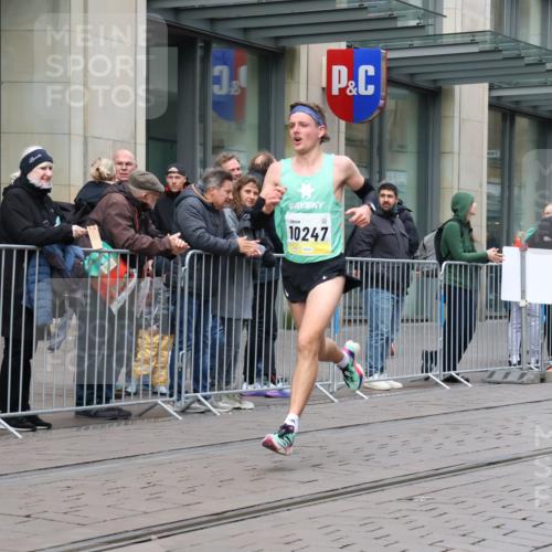 05.10.2025 - 20. swb-Marathon Bremen Strokosch-Dieckow http://msf.ph/oto/9228596 05.10.2025 10:33:23 Ziel 9320, 10247, 11130, 9320, 10247, 11130 meine-sportfotos.de