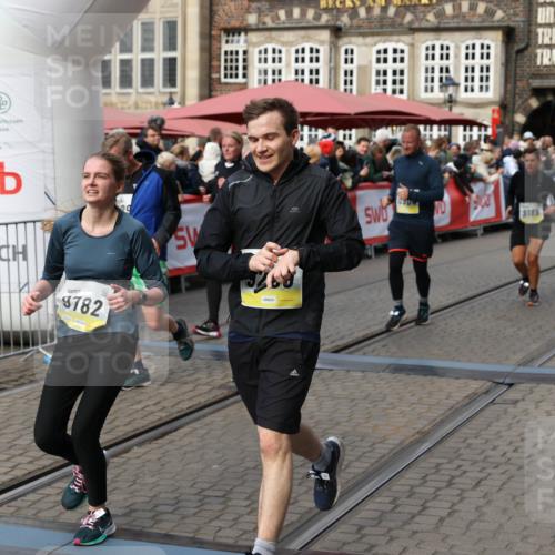 05.10.2025 - 20. swb-Marathon Bremen Yannick Fuchs http://msf.ph/oto/9228610 05.10.2025 11:01:51 Ziel 9189, 9269, 9294, 9432, 9782, 10004, 10026, 10370, 10562, 10903, 10904, 11463, 11732, 11733 meine-sportfotos.de