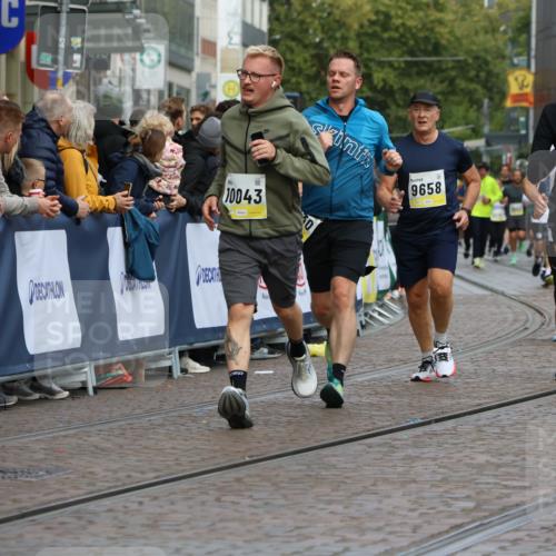 05.10.2025 - 20. swb-Marathon Bremen Strokosch-Dieckow http://msf.ph/oto/9228633 05.10.2025 10:50:40 Ziel 9230, 9578, 9658, 9742, 9832, 9969, 10043, 10279, 10479, 11062, 11451, 11543, 11661 meine-sportfotos.de
