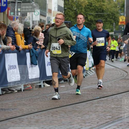 05.10.2025 - 20. swb-Marathon Bremen Strokosch-Dieckow http://msf.ph/oto/9228652 05.10.2025 10:50:40 Ziel 9230, 9578, 9658, 9742, 9832, 9969, 10043, 10279, 10479, 11062, 11451, 11543, 11661 meine-sportfotos.de