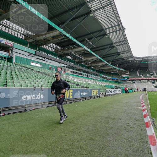 05.10.2025 - 20. swb-Marathon Bremen Michael Burmester http://msf.ph/oto/9228657 05.10.2025 12:34:10 Laufen im Stadion 307, 474, 838, 900, 993, 1034, 1070, 1338, 1339, 1360, 1444, 2151, 3552, 5640, 6984, 7442, 8550, 9046, 121, 218, 363, 1070, 1372, 1617, 1889, 1913, 2000, 2267, 4251, 6957, 7259, 8582 meine-sportfotos.de
