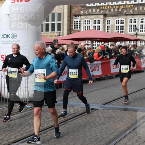 05.10.2025 - 20. swb-Marathon Bremen Yannick Fuchs http://msf.ph/oto/9228660 05.10.2025 11:01:52 Ziel 9189, 9269, 9294, 9782, 10004, 10026, 10370, 10562, 10903, 10904, 11463, 11732, 11733 meine-sportfotos.de