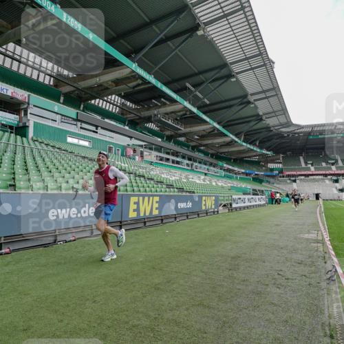 05.10.2025 - 20. swb-Marathon Bremen Michael Burmester http://msf.ph/oto/9228662 05.10.2025 12:34:24 Laufen im Stadion 838, 870, 925, 993, 1034, 1221, 1338, 1339, 1444, 2151, 3552, 5608, 5640, 6927, 6984, 7442, 8550, 9046, 307, 363, 474, 900, 1070, 1360, 1372, 7259 meine-sportfotos.de