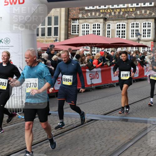 05.10.2025 - 20. swb-Marathon Bremen Yannick Fuchs http://msf.ph/oto/9228665 05.10.2025 11:01:52 Ziel 9189, 9269, 9294, 9782, 10004, 10026, 10370, 10562, 10903, 10904, 11463, 11732, 11733 meine-sportfotos.de