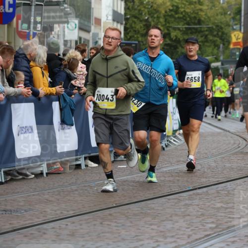 05.10.2025 - 20. swb-Marathon Bremen Strokosch-Dieckow http://msf.ph/oto/9228666 05.10.2025 10:50:40 Ziel 9230, 9578, 9658, 9742, 9832, 9969, 10043, 10279, 10479, 11062, 11451, 11543, 11661 meine-sportfotos.de