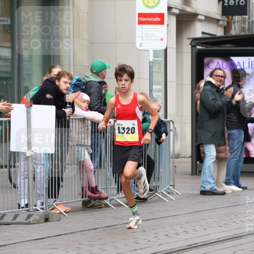 05.10.2025 - 20. swb-Marathon Bremen Strokosch-Dieckow http://msf.ph/oto/9228679 05.10.2025 10:33:37 Ziel 9320, 9320 meine-sportfotos.de