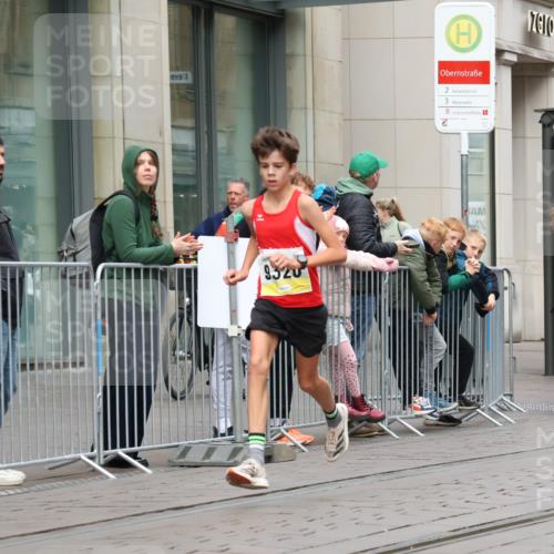 05.10.2025 - 20. swb-Marathon Bremen Strokosch-Dieckow http://msf.ph/oto/9228685 05.10.2025 10:33:38 Ziel 9320, 9320 meine-sportfotos.de