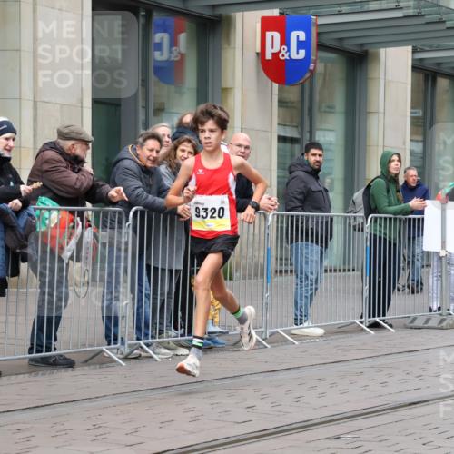 05.10.2025 - 20. swb-Marathon Bremen Strokosch-Dieckow http://msf.ph/oto/9228702 05.10.2025 10:33:39 Ziel 9320, 9320 meine-sportfotos.de