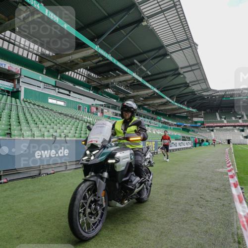 05.10.2025 - 20. swb-Marathon Bremen Michael Burmester http://msf.ph/oto/9228706 05.10.2025 12:34:45 Laufen im Stadion 328, 870, 925, 1034, 1221, 1232, 1339, 1444, 2151, 5608, 6927, 838, 993, 1338, 3552, 5640, 6984, 7442, 8550, 9046 meine-sportfotos.de
