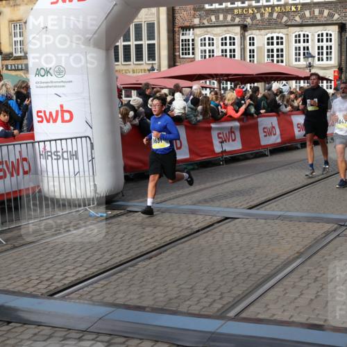 05.10.2025 - 20. swb-Marathon Bremen Yannick Fuchs http://msf.ph/oto/9228707 05.10.2025 10:59:05 Ziel 9349, 9518, 9542, 9601, 9847, 9977, 10080, 10560, 10588, 11483, 11612 meine-sportfotos.de