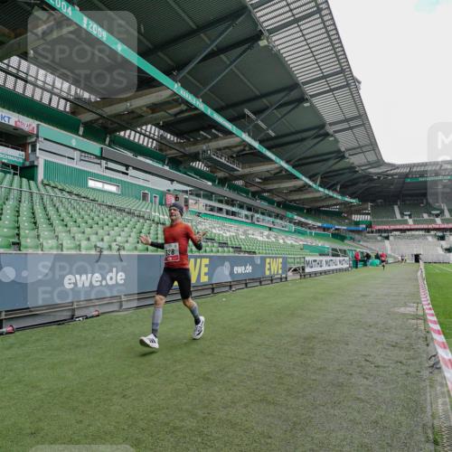 05.10.2025 - 20. swb-Marathon Bremen Michael Burmester http://msf.ph/oto/9228712 05.10.2025 12:34:47 Laufen im Stadion 328, 870, 925, 1034, 1221, 1232, 1339, 1444, 2151, 5608, 6927, 838, 993, 1338, 1339, 3552, 5640, 6984, 7442 meine-sportfotos.de
