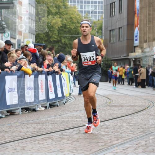 05.10.2025 - 20. swb-Marathon Bremen Strokosch-Dieckow http://msf.ph/oto/9228715 05.10.2025 12:26:49 Ziel 1493 meine-sportfotos.de