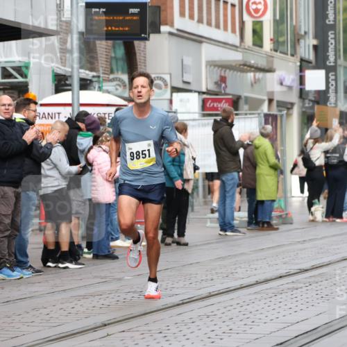 05.10.2025 - 20. swb-Marathon Bremen Strokosch-Dieckow http://msf.ph/oto/9228718 05.10.2025 10:34:11 Ziel 9319, 9851, 10718, 9319, 9851, 10718 meine-sportfotos.de