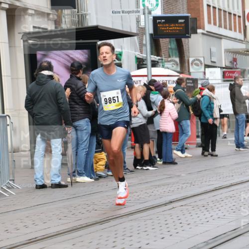 05.10.2025 - 20. swb-Marathon Bremen Strokosch-Dieckow http://msf.ph/oto/9228722 05.10.2025 10:34:12 Ziel 9319, 9851, 10718, 9319, 9851, 10718 meine-sportfotos.de