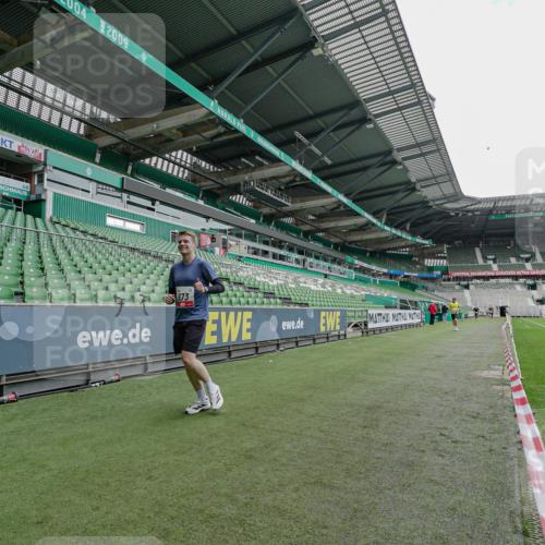 05.10.2025 - 20. swb-Marathon Bremen Michael Burmester http://msf.ph/oto/9228730 05.10.2025 12:35:09 Laufen im Stadion 235, 328, 673, 870, 925, 1221, 1232, 2129, 5608, 6927, 1034, 1444, 2151 meine-sportfotos.de