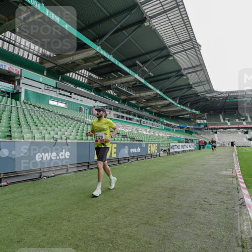 05.10.2025 - 20. swb-Marathon Bremen Michael Burmester http://msf.ph/oto/9228738 05.10.2025 12:35:16 Laufen im Stadion 235, 328, 673, 870, 925, 1000, 1221, 1232, 2129, 2838, 5608, 6927, 2151 meine-sportfotos.de