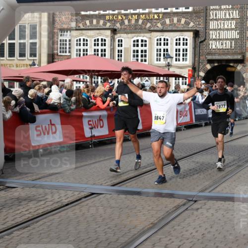 05.10.2025 - 20. swb-Marathon Bremen Yannick Fuchs http://msf.ph/oto/9228740 05.10.2025 10:59:06 Ziel 9349, 9518, 9542, 9601, 9847, 9977, 10080, 10357, 10560, 10588, 11483, 11612 meine-sportfotos.de