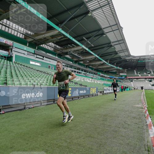 05.10.2025 - 20. swb-Marathon Bremen Michael Burmester http://msf.ph/oto/9228743 05.10.2025 12:35:22 Laufen im Stadion 235, 328, 673, 925, 1000, 1232, 2129, 2838, 5608, 6927, 870, 925, 1221, 2151, 6927 meine-sportfotos.de