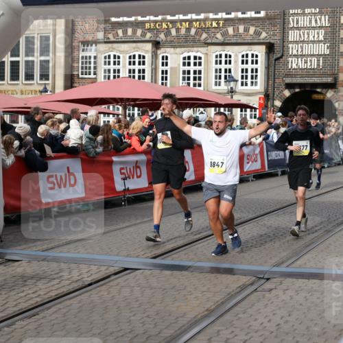 05.10.2025 - 20. swb-Marathon Bremen Yannick Fuchs http://msf.ph/oto/9228745 05.10.2025 10:59:06 Ziel 9349, 9518, 9542, 9601, 9847, 9977, 10080, 10357, 10560, 10588, 11483, 11612 meine-sportfotos.de