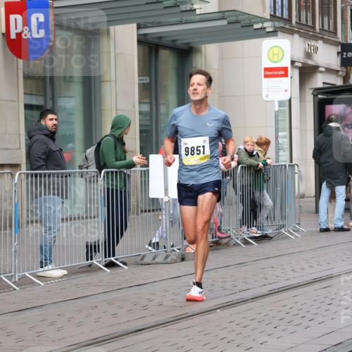 05.10.2025 - 20. swb-Marathon Bremen Strokosch-Dieckow http://msf.ph/oto/9228746 05.10.2025 10:34:13 Ziel 9319, 9851, 10718, 9319, 9851, 10718 meine-sportfotos.de