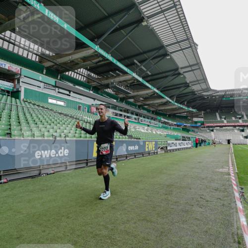05.10.2025 - 20. swb-Marathon Bremen Michael Burmester http://msf.ph/oto/9228748 05.10.2025 12:35:24 Laufen im Stadion 235, 328, 673, 1000, 1232, 2129, 2838, 870, 925, 1221, 2151, 5608, 6927 meine-sportfotos.de