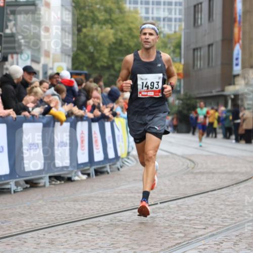 05.10.2025 - 20. swb-Marathon Bremen Strokosch-Dieckow http://msf.ph/oto/9228754 05.10.2025 12:26:49 Ziel 1493 meine-sportfotos.de