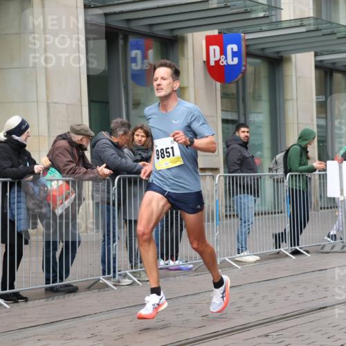 05.10.2025 - 20. swb-Marathon Bremen Strokosch-Dieckow http://msf.ph/oto/9228759 05.10.2025 10:34:14 Ziel 9319, 9851, 10718, 9319, 9851, 10718 meine-sportfotos.de